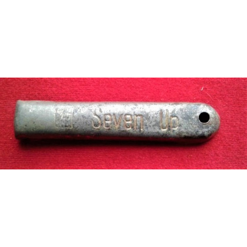 DESTAPADOR PUBLICITARIO DE 7 UP EN METAL ANTIGUO INSTRUMENTO QUE SIRVE EN NUESTRAS ÉPOCAS
