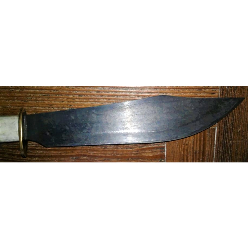 CUCHILLO IMPORTANTE EMPAVONADO BUEN LOMO Y EXELENTE ESTADO HOJA DE 21,5 CM ANCHO MAYOR 4 CM Y 2 MM DE LOMO EMPUÑADURA DE ASTA