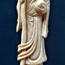 ESTATUILLA CHINA DE MATERIAL NOBLE 12 CM DE ALTO TOTAL