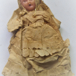 PEQUEÑA MUÑECA DE PLÁSTICO ANTIGUA  12 CM CON ROPA ORIGINAL DE ÉPOCA Y DE PAPEL