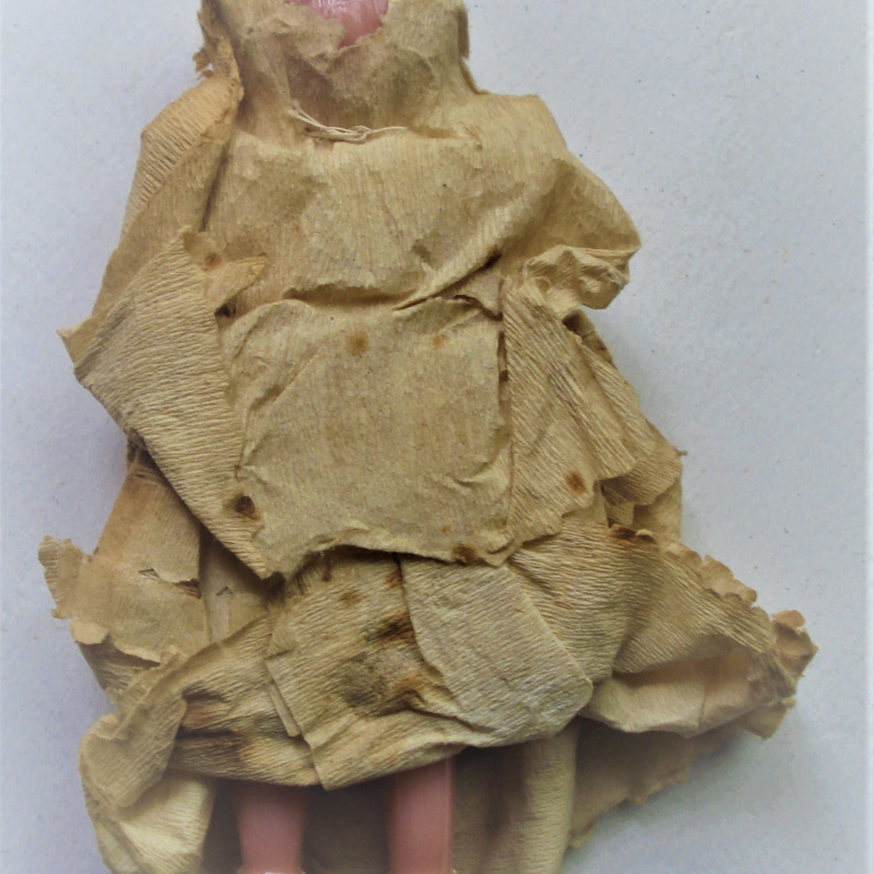 PEQUEÑA MUÑECA DE PLÁSTICO ANTIGUA  12 CM CON ROPA ORIGINAL DE ÉPOCA Y DE PAPEL