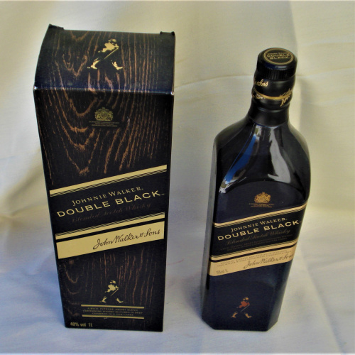 BOTELLA VACÍA CON CAJA DE WHISKY DOBLE BLACK JOHNNIE WALKER COLECCIONABLE DECORACIÓN