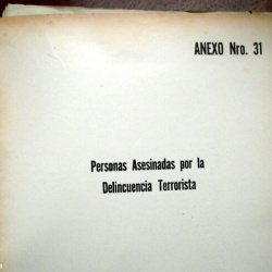 EL TERRORISMO EN LA ARGENTINA  PODER EJECUTIVO NACIONAL, NOVIEMBRE   DE 1979. ENCUADERNACIÓN EN  RÚSTICA ILUSTRADA. 30 X 22 CM. 424   PÁGINAS, ILUSTRADO CON GRAN CANTIDAD  DE DOCUMENTOS Y FOTOCOPIAS DE DIARIOS   DE LA ÉPOCA DETALLANDO EL ACCIONAR  DE LOS 