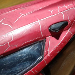 Hombre araña auto sin dos gomas sin tapa de bateria no anda espejos de puerta rotos