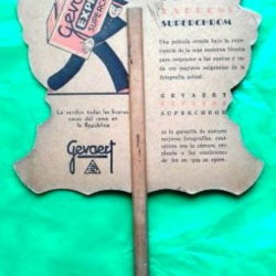 ABANICO ANTIGUO PUBLICITARIO EN CARTON CON IMAGEN DE GARDEL Y MADERA PARA SOSTENERLO