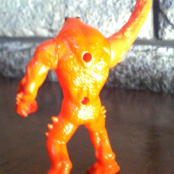 MUÑECO COLECCIONABLE NARANJA SIN MARCAS PLASTICO DURO