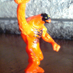 MUÑECO COLECCIONABLE NARANJA SIN MARCAS PLASTICO DURO