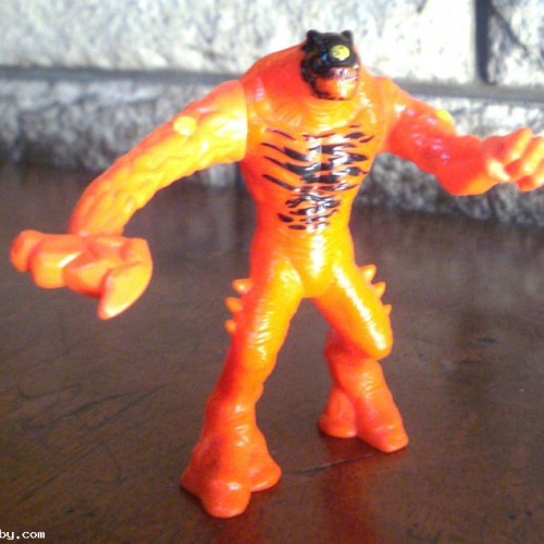 MUÑECO COLECCIONABLE NARANJA SIN MARCAS PLASTICO DURO