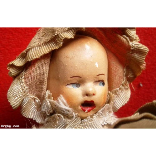 PEQUEÑA MUÑECA DE PASTA ANTIGUA  12 CM CON ROPA ORIGINAL DE EPOCA