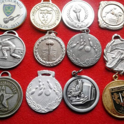 12 MEDALLAS SURTIDAS SE VENDE EL LOTE