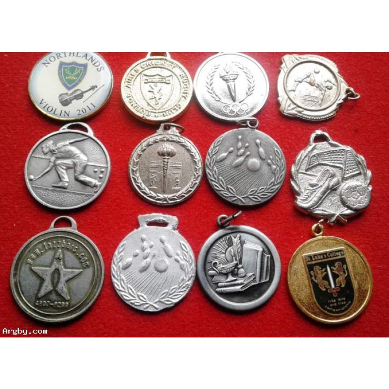 12 MEDALLAS SURTIDAS SE VENDE EL LOTE