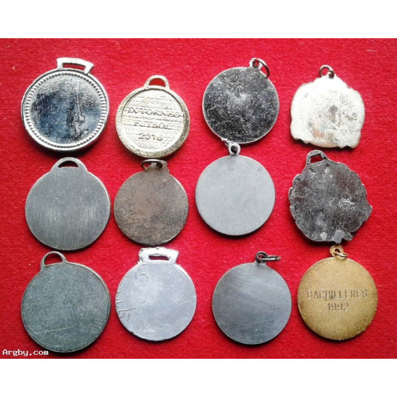 12 MEDALLAS SURTIDAS SE VENDE EL LOTE