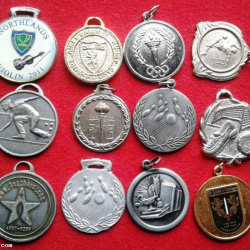 12 MEDALLAS SURTIDAS SE VENDE EL LOTE