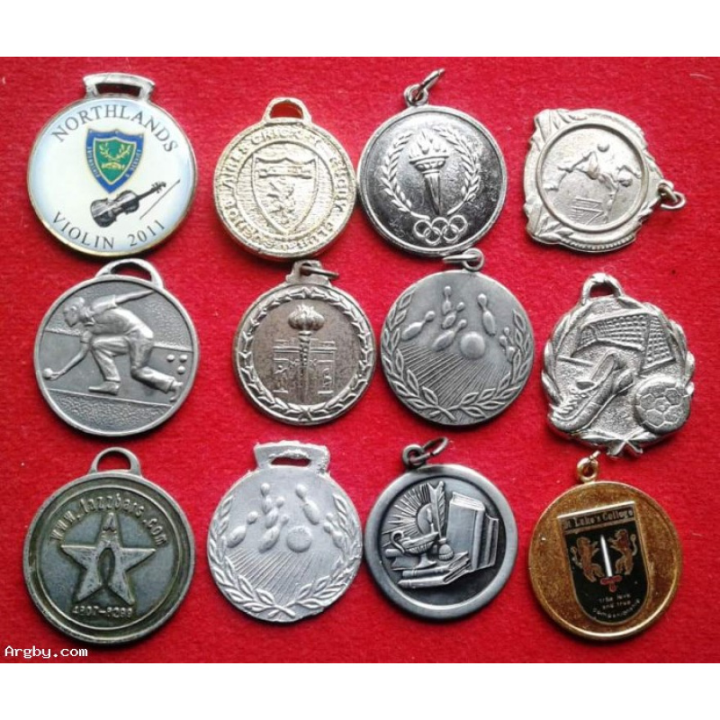 12 MEDALLAS SURTIDAS SE VENDE EL LOTE