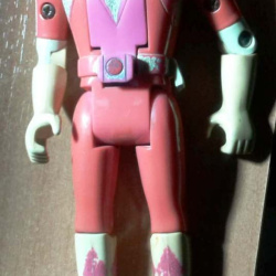 MUÑECO BANDAI ARTICULADO CON MOVIMIENTO CAMBIA A MASCARA  DOS CARAS CAMBIABLES 13 CM
