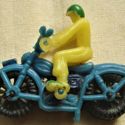 MOTO CON PILOTO PLÁSTICO 7 X 5,5 CM