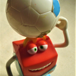 MUÑECO 2014 FUTBOL COLECCIONABLE MC DONALD`S 14 X 7 CM