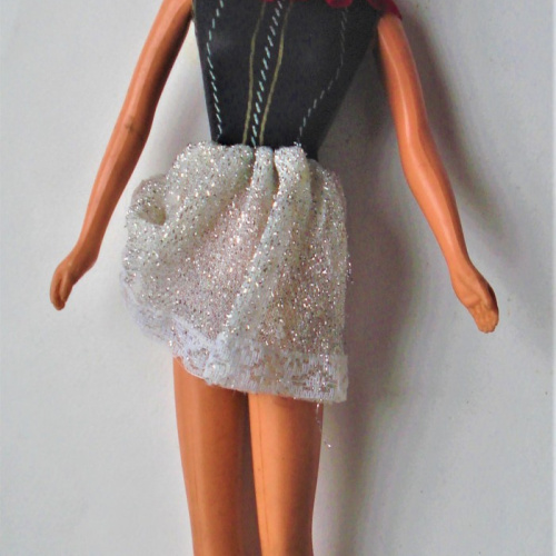 MUÑECA TIPO BARBIE 27 CM TONE VESTIDA Y BOTAS   MATERIAL MAS PESADO MACIZO