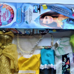 CAJA DE MUÑECA TIPO BARBIE CON 5 VESTIDOS Y UN DELANTAL