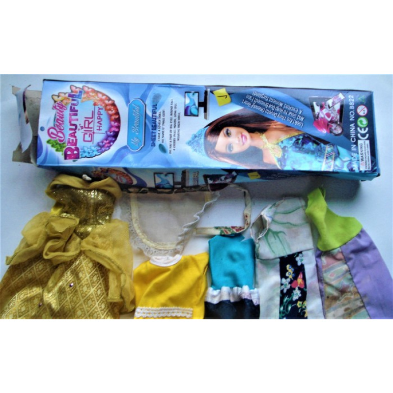 CAJA DE MUÑECA TIPO BARBIE CON 5 VESTIDOS Y UN DELANTAL